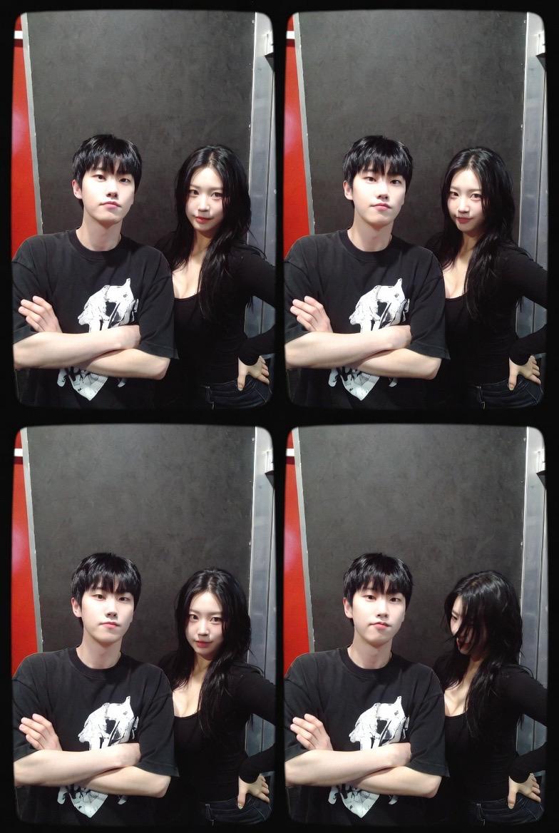 장난스러운 커플 포즈